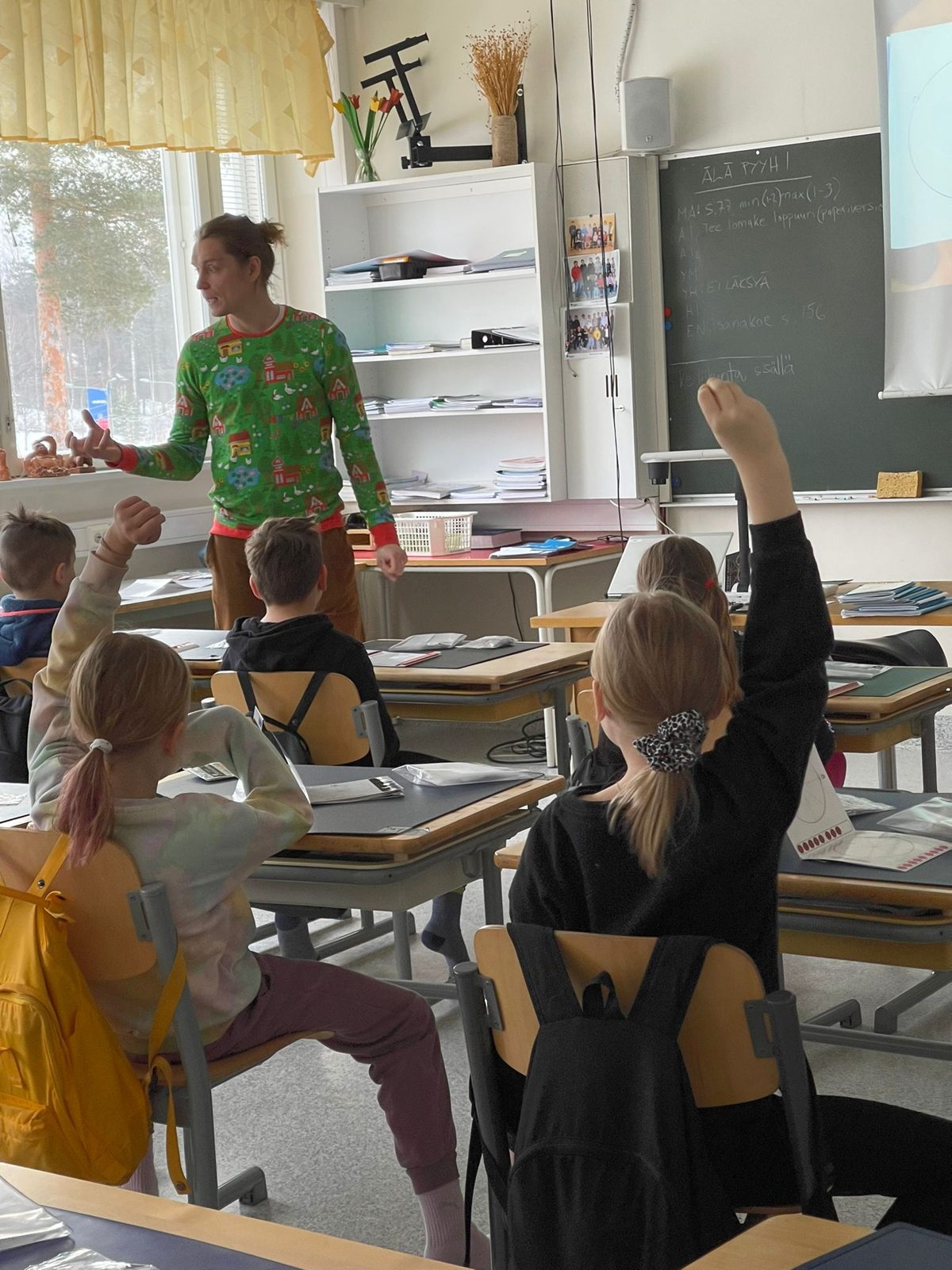 Kouluttaja Marko Blomqvist pitää toiminnallista matematiikan tuntia, ja oppilaat viittaavat